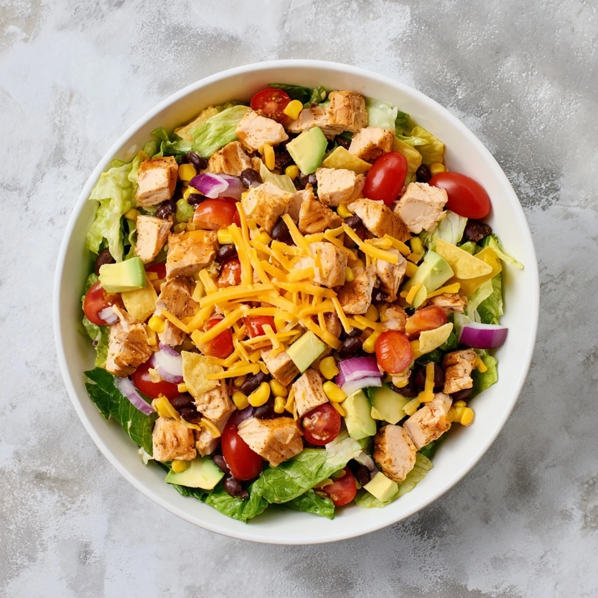 Knackige Chicken Taco Chopped Salad mit saftigem Hähnchen, Cherrytomaten und frischen Zitronenspalten für Tex-Mex-Appeal.