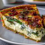 2. Leichte Spargel-Brie-Quiche mit goldener Kruste, ideal für besondere Anlässe und Feiertage.  