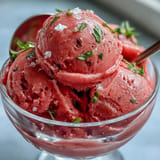 Erfrischendes Wassermelonensorbet (3 Zutaten) mit spritziger Limette, cremige Sommerfreude.