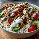 Würziges Hähnchen Shawarma Bowl mit cremigem Tahini für ein köstliches Mittagessen.