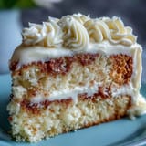 Dieses Gemini Cake zeigt gestochen scharfe gelbe und weiße Schichten.