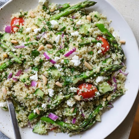 Frischer Asparagus-Quinoa-Salat mit zesty Zitronendressing und knackigem Gemüse.