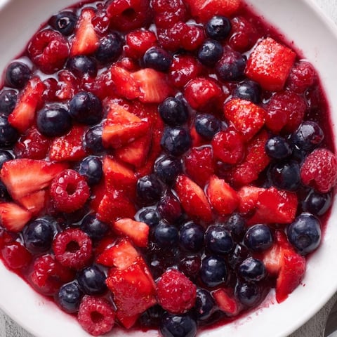 Frischer Beerencoupage, voller fruchtiger Aromen, ideal für Desserts und Frühstück.