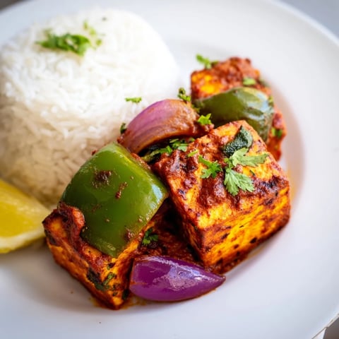 Here are the 3 ALT texts for the Paneer Tikka Masala recipe, formatted as requested and in the correct language: