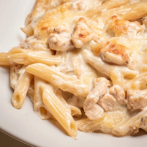 Toppteller mit Chicken Alfredo Casserole, überzogen mit goldbrauner Mozzarella-Käsekruste und Parmesan-Sauce.  