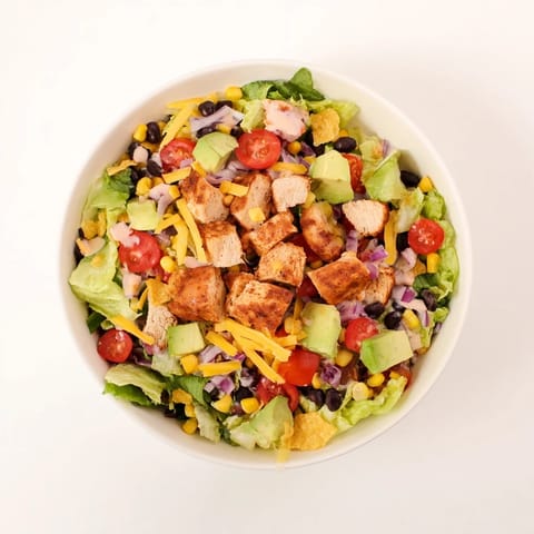 Cremige Salsa Ranch Dressing übergossene Chicken Taco Chopped Salad mit Avocado, Käse, Mais und schwarzen Bohnen.