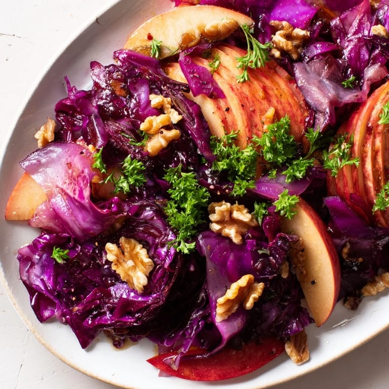 Säuerliche Red Cabbage Salad, perfekt für Festtagsessen, mit gerösteten Nüssen garniert.  