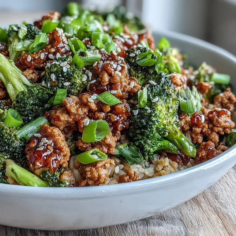 Süß-scharfe Honey-Sriracha-Glace sammelt sich auf dem Truthanfleisch, umgeben von knusprigem Brokkoli und braunem Reis.