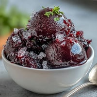 1. Elegante schwarze Johannisbeer-Gin-Sorbet mit tiefen Fruchtaromen und aromatischen Gin-Noten, perfekt für einen raffinierten Sommergenuss.  