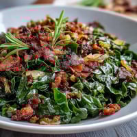 Zartes Blattgemüse mit rauchigem Truthahn und Zwiebeln in einer herzhaften Brühe, perfekt für ein wohliges Beisammensein.