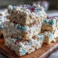 Festliche, rote, weiße und blaue Rice Krispies Treats, perfekt für den 4. Juli.