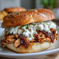 Saftiges, geräuchertes Geflügel für Sandwich-Liebhaber, verfeinert mit cremiger weißer BBQ-Sauce.